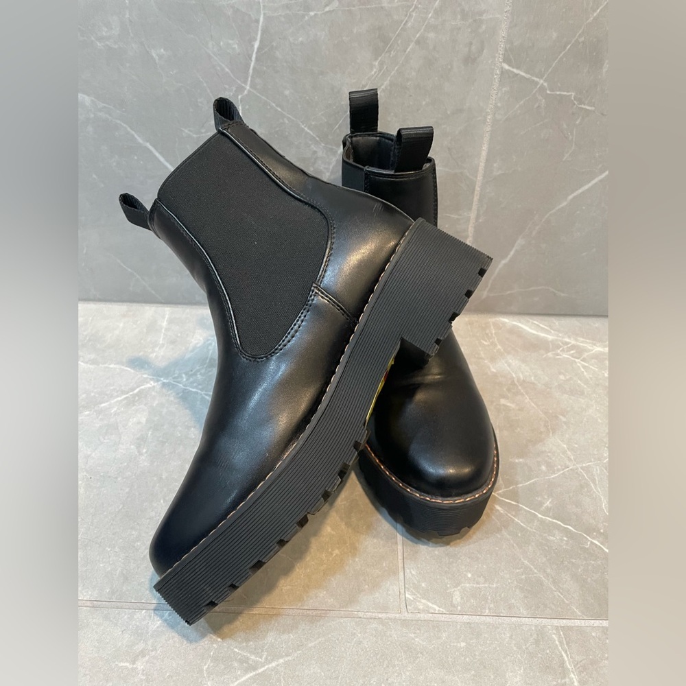 NWT French Connection Black Women's Mia Platform Chelsea Boots